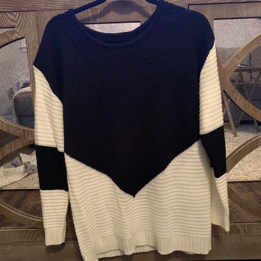 Black and white sweater - Picture 2 of 2